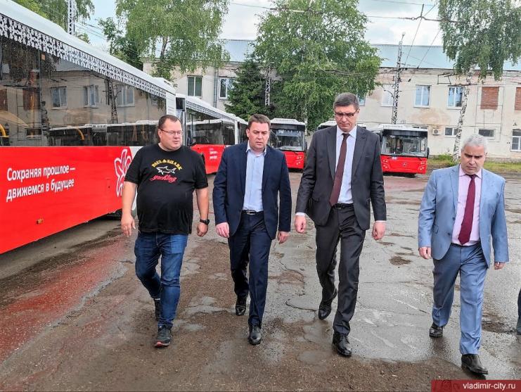Александр Авдеев и Дмитрий Наумов осмотрели новые пассажирские автобусы